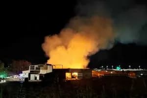 Fiamme e paura: “Non c'è rischio amianto”