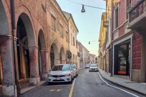 Via degli Estensi, rivoluzione sosta