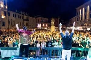Maskò record, migliaia in piazza 
