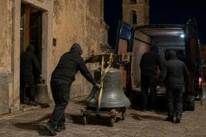“C’è una banda che ruba le campane in chiesa”