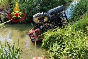 Si ribalta col trattore nel canale: salvato