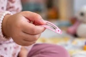 Bimba di due anni ingoia un fermaglio e rischia di soffocare: salvata dai medici
