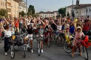 Colorate, festose, stravaganti in bici per uguaglianza e clima