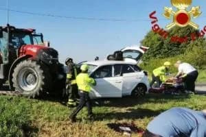 Frontale col trattore, due bambini salvi per miracolo
