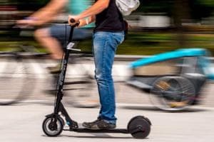 Targa, casco, luci: ai monopattini sessanta multe