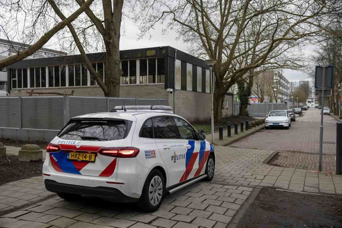 Esplosione davanti a una scuola ebraica ad Amsterdam: nessun ferito. La sindaca: «Attacco deliberato»