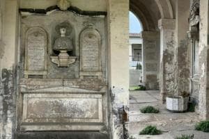 “Degrado e incuria al cimitero”