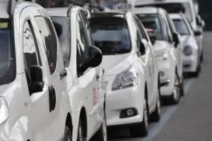 Dimessa di notte, 12 chilometri a piedi
