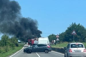 Auto a fuoco sulla via del mare: impressionante colonna di fumo