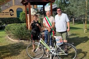 Vince la bici, la regala alla suora