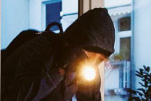 Con due mollette, i ladri le entrano in casa