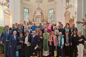 Due paesi abbracciano il loro don