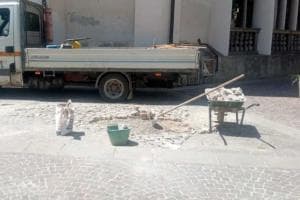 Via la buca, torna il porfido