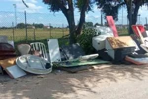 Una cantina lungo la strada, ma sono rifiuti abbandonati