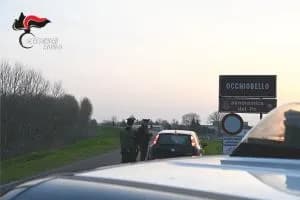 Forbici, cacciavite e precedenti costano la denuncia