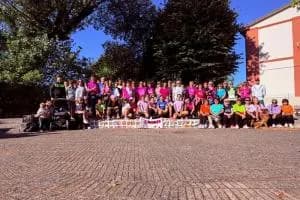 Il centro cittadino invaso dal serpentone rosa