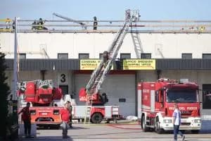 Fiamme sul tetto dell'Irsap