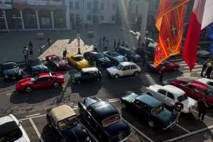 Le auto d’epoca colorano la piazza