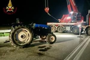 Trattore si ribalta nella notte, morto 23enne