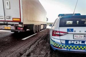 Guida col telefonino: strage di patenti