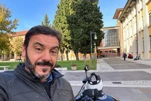 Schianto tra moto e auto, muore un centauro 55enne