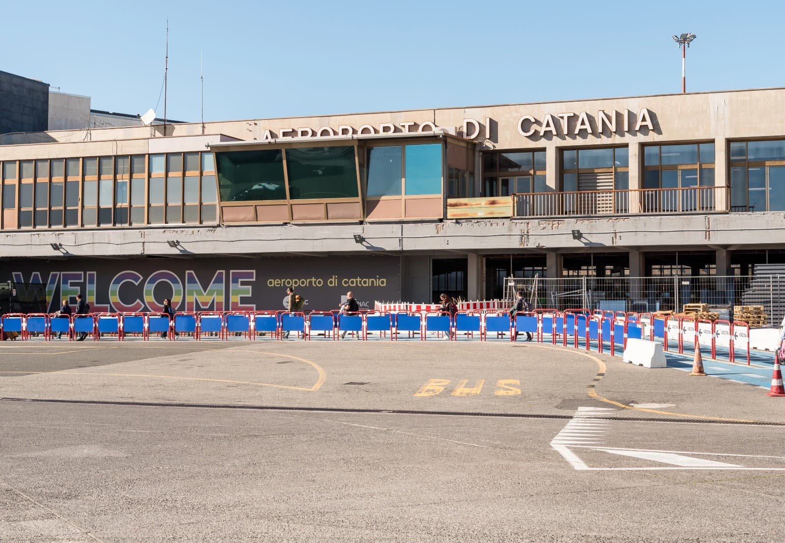 Cenere dell'Etna: voli sospesi a Catania, aeroporto chiuso fino a lunedì