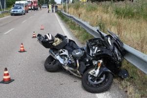 Moto fuoristrada sulla strada per i Lidi, grave una donna