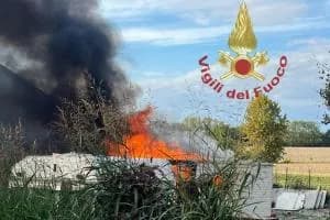 Fiamme e allarme al campo Rom