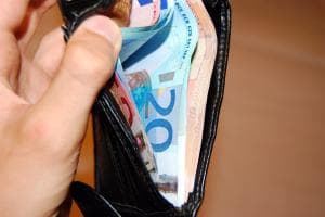 Lascia l'auto alla stazione: "conto" da 74 euro