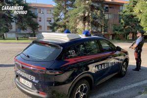 Due ragazzine rubano in un locale