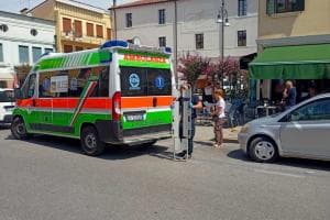 Cade dal gradino, anziana soccorsa