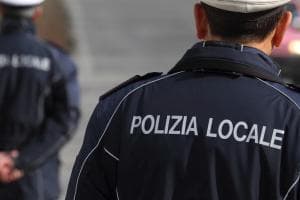 Urina contro gli agenti e scappa