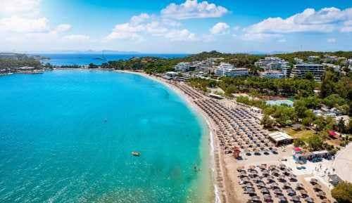 Scontro fatale su una spiaggia di Atene: 82enne perde la vita dopo una lite per un lettino