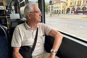 Sale sul bus sbagliato, anziano multato