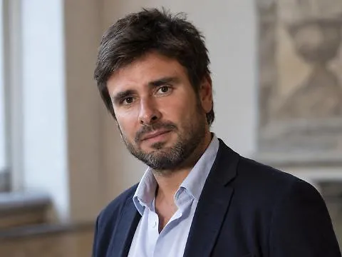 Di Battista ritorna in televisione e parla della sua malattia: «Mi è stato diagnosticato un tumore cerebrale»