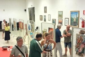 Domeneghetti incanta con le sue opere in legno