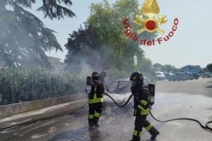 Vettura divorata dal fuoco