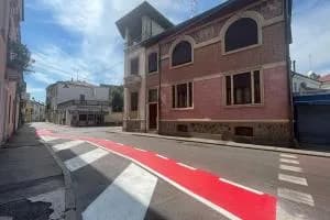 Nuova ciclabile rossa a sorpresa