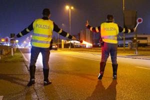Folle corsa contromano, poi lo schianto