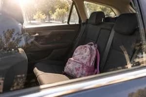 Bimba chiusa in auto sotto il sole