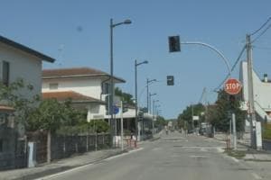 Porticino, retromarcia sul semaforo