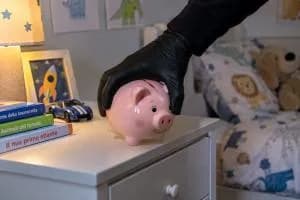 I ladri rubano anche il salvadanaio del bimbo