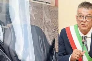 Sputi all’indirizzo del sindaco