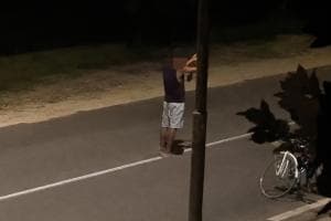 Fuori controllo, urla alle auto in mezzo alla strada