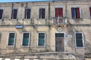 Rischia di travolgere un militare all'alt, e lo minaccia