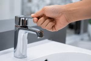 Famiglia senza acqua, scoppia il caso