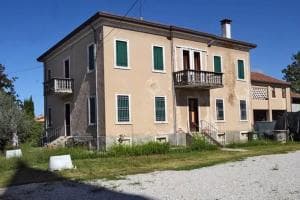 Ladri in chiesa, rubano anche il vino per la messa