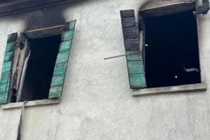 Fiamme nella notte, casa distrutta