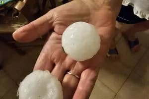 Temperature giù, allerta bombe d'acqua e grandine