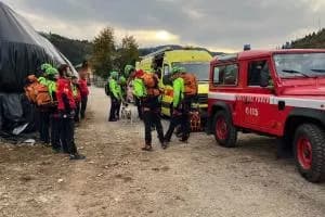 Muore precipitando dal sentiero mentre passeggia col cane
